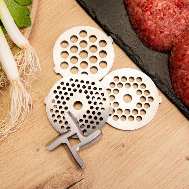 Crusher 1400 1360W електрическа месомелачка, с 1 нож и 3 режещи плочи.