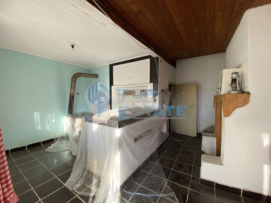 Едноетажна тухлена къща в близост до центъра на с. Патреш, област Вел