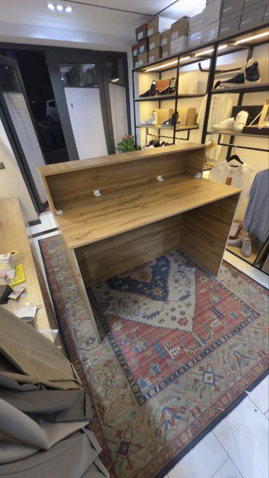 Dokon uchun mebellar stilaj oyna stol shkaf