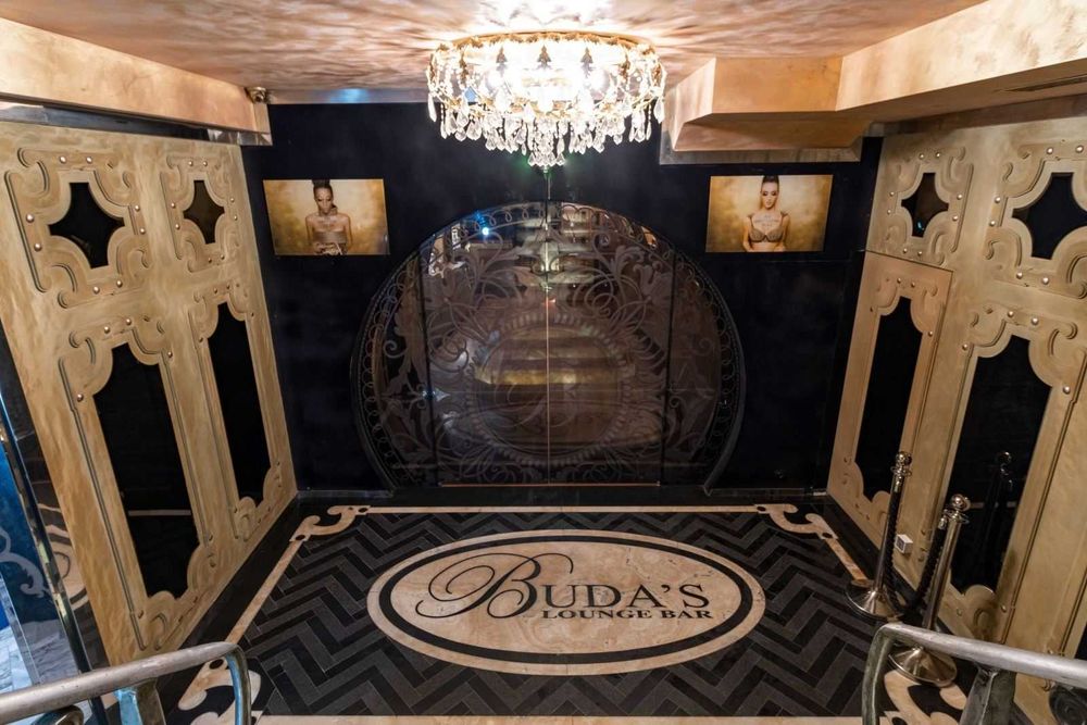 Луксозен нощен бар  / Лаундж за продажба в кв. Смирненски!