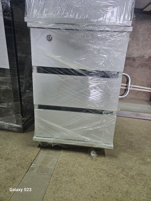 Письменный стол с тумбой