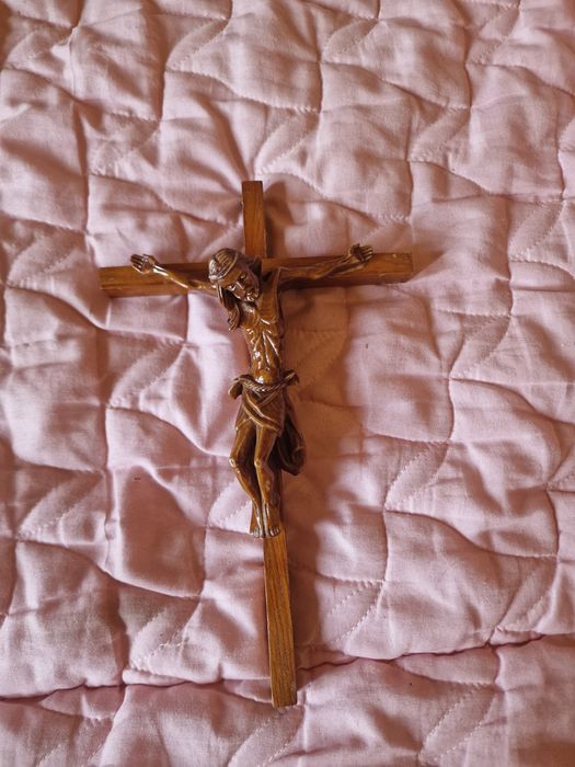 Голям кръст и фигура на Дева Мария