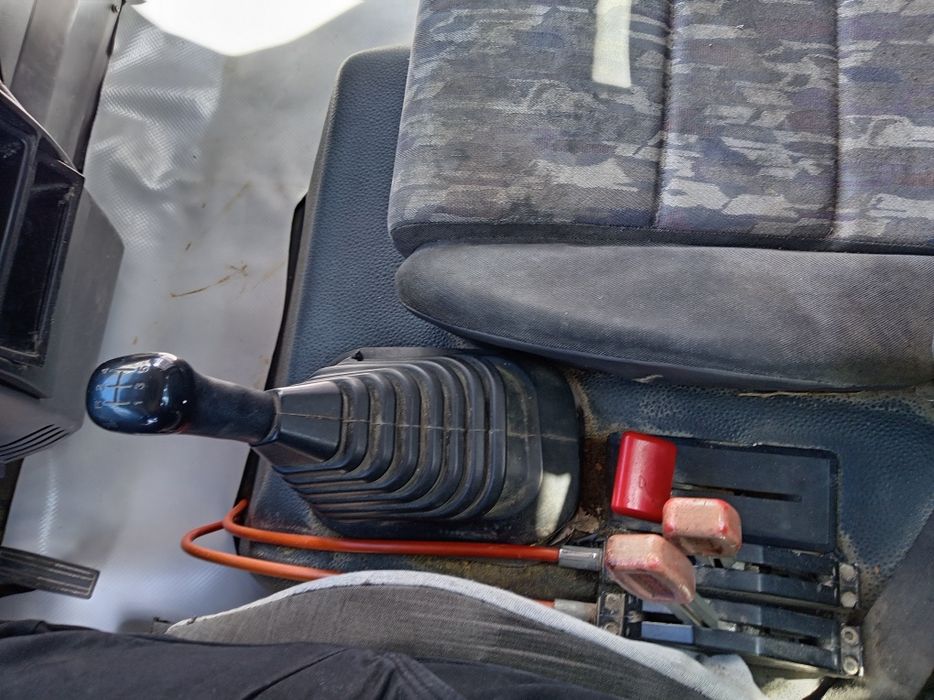 Vând Nissan Atleon 110, motor de 3000, basculabil pe cutie din anul 2000