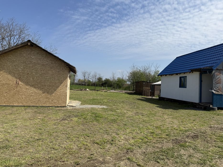 Vand teren cu o casă și o căbănuță