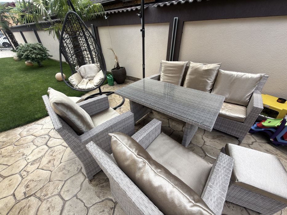 Set Mobilă Grădină / Terasă din Rattan cu Masă și Perne Custom – Ca Nou