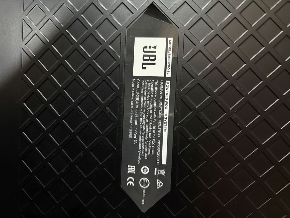 Продам сабвуфер JBL