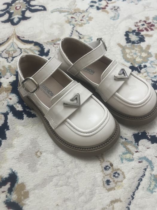 Продам детские туфли для девочек. 28 размер.