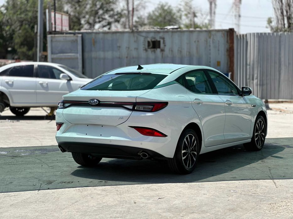 JAC J7 автомобилини катта чегирмада