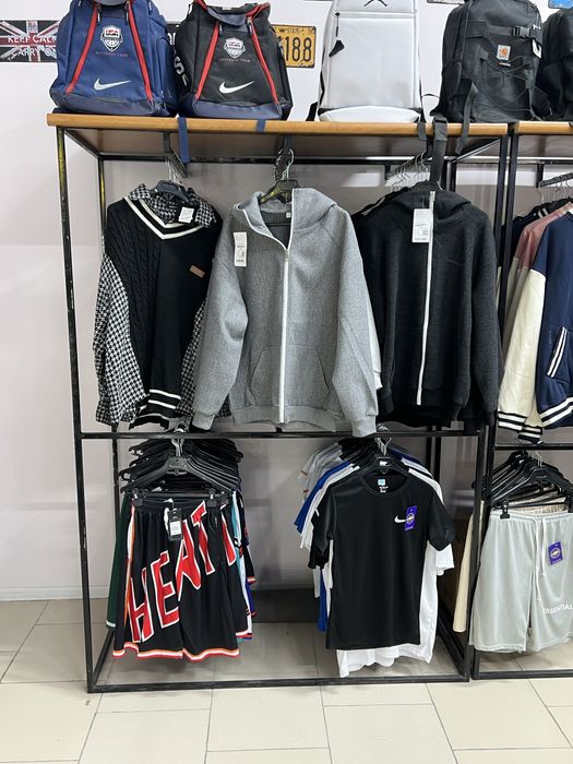 Стеллажи для магазина одежды