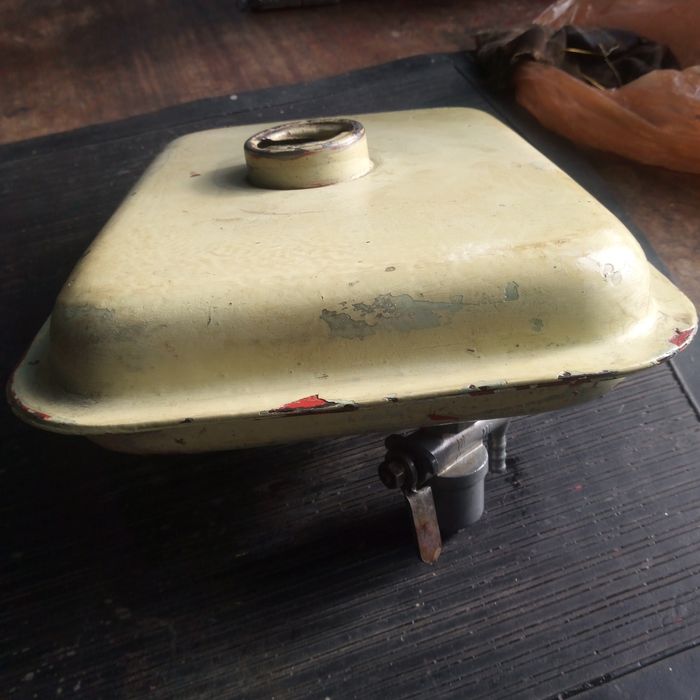 Продавам резервоар за пусков двигател