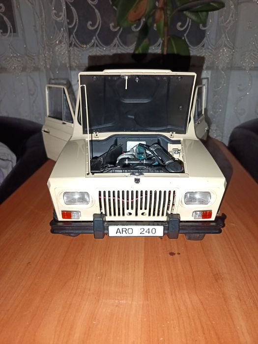 Vând ARO240 macheta