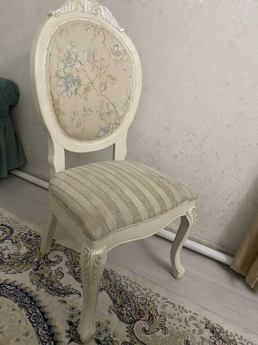 Стол со стульями