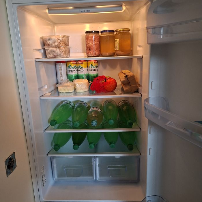 Продавам хладилник с фризер