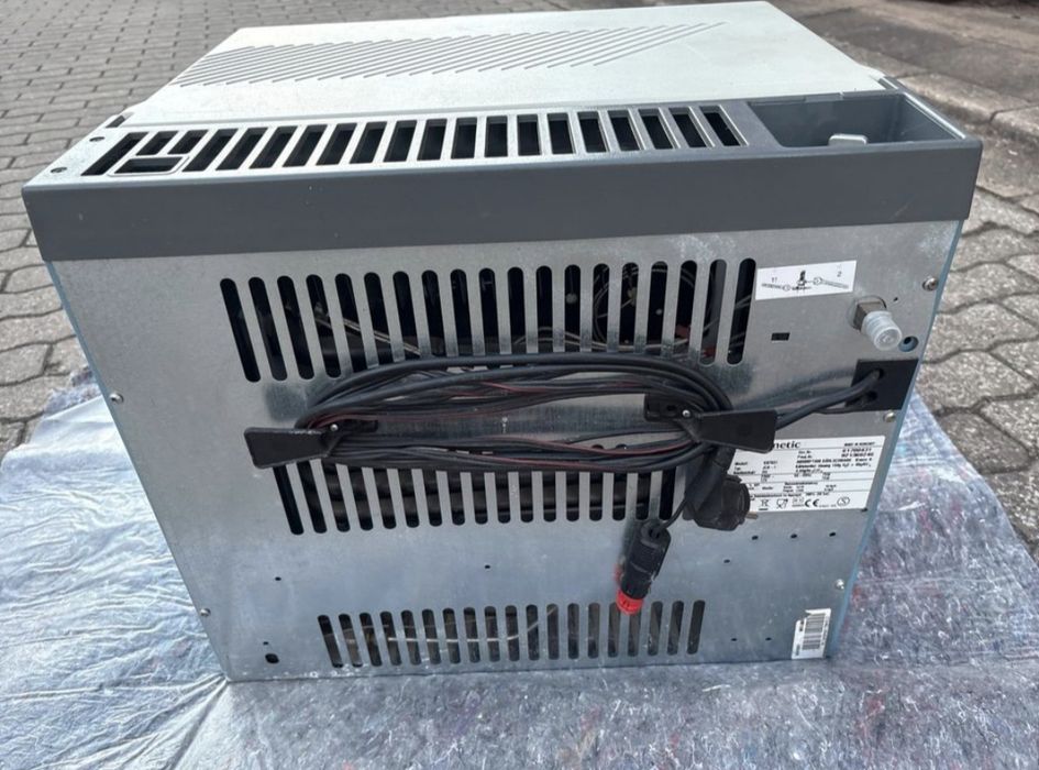Хладилна ракла  Dometic  на газ , 12 и 220 волта.
