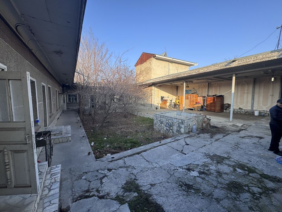 Shahar markazida joylashgan hovli sotiladi!