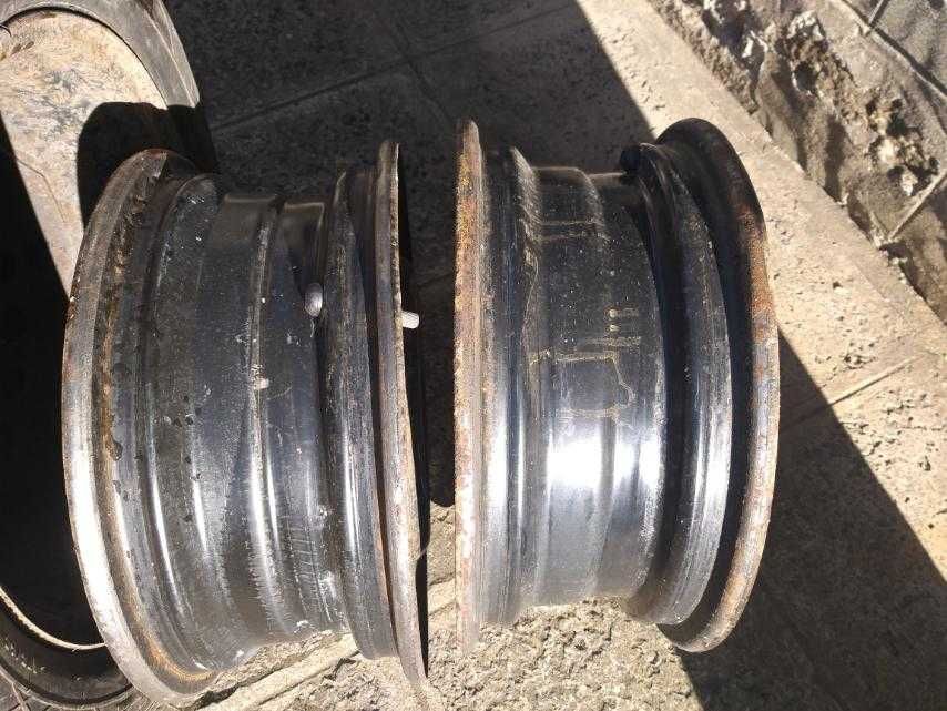Железни джанти с гуми на тях.