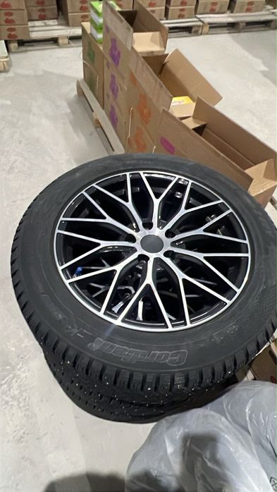 Продам новые зимнию резину с диском