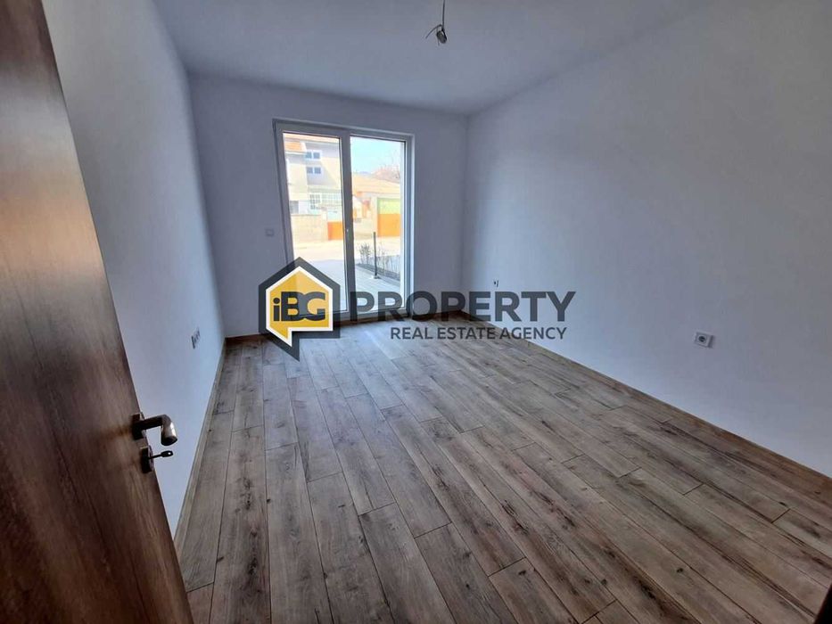 Двустаен апартамент с двор в кв. Виница