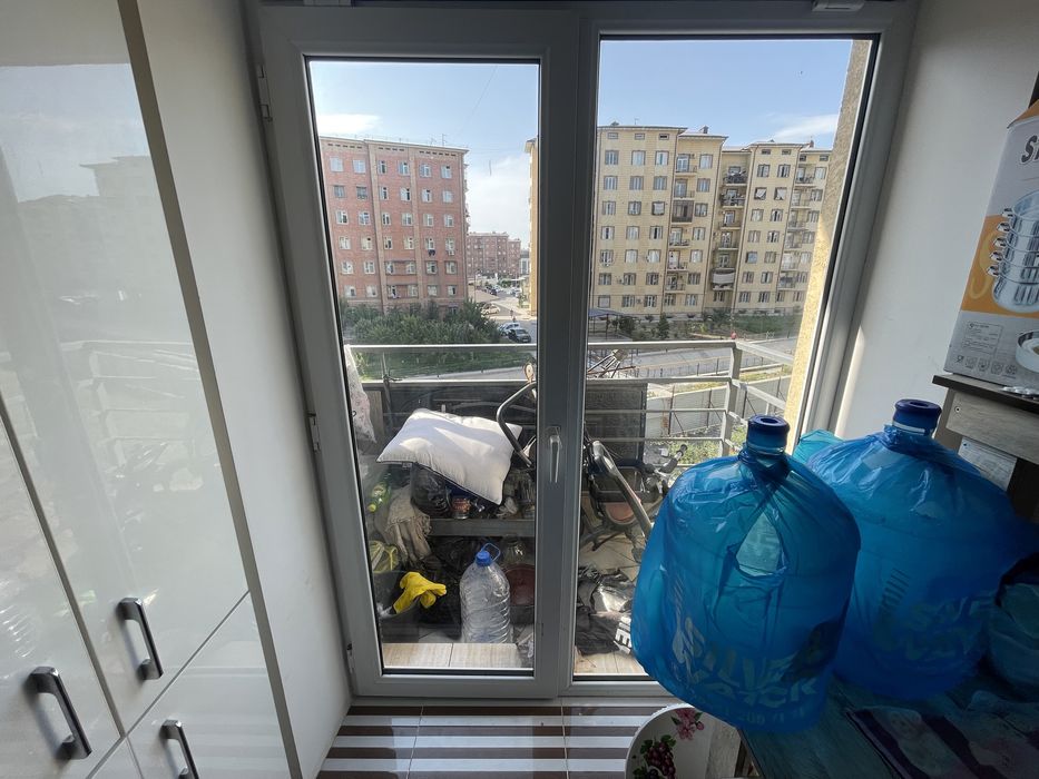 Сергилида уй сотилади 57.7 кв 2 хона балкониям бор