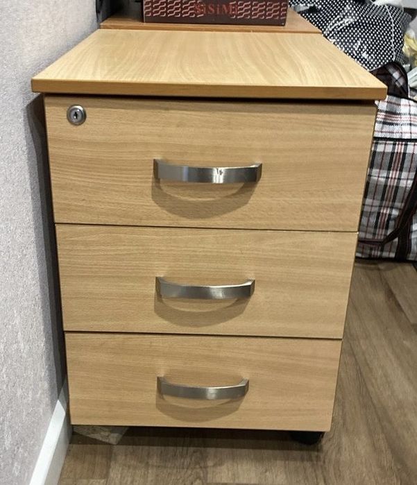Тумбочка на колесиках