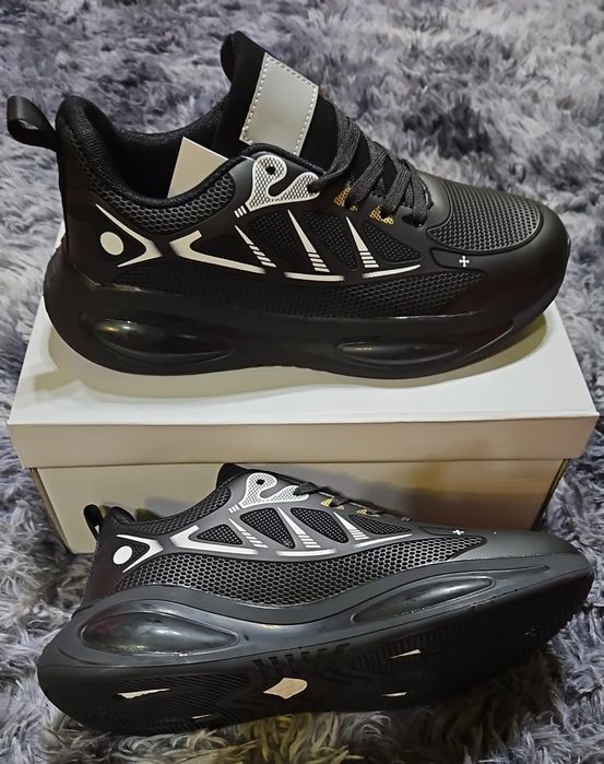 Adidasi barbati la oferta