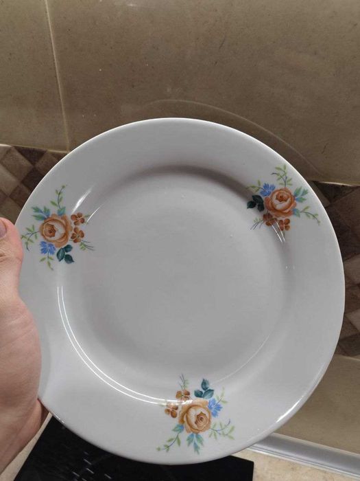 Два порцеланови сервиза за хранене