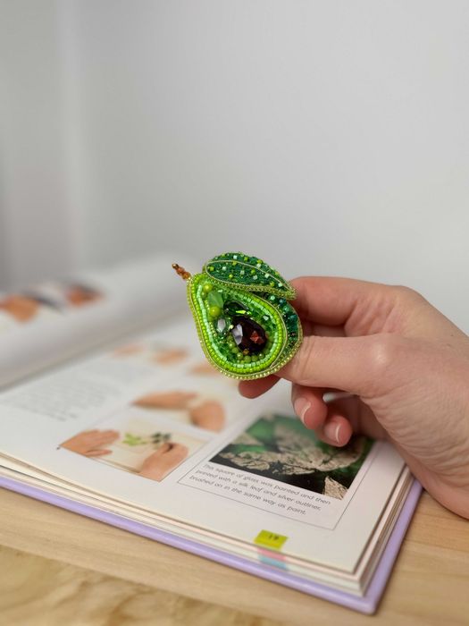 Brosa "Avocado" brodata manual cu margele si cristale