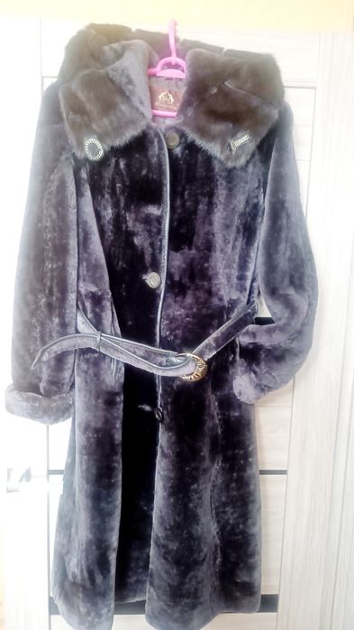 Шуба из овчины, с капюшоном из норки. Цвет  графит Размер 52
