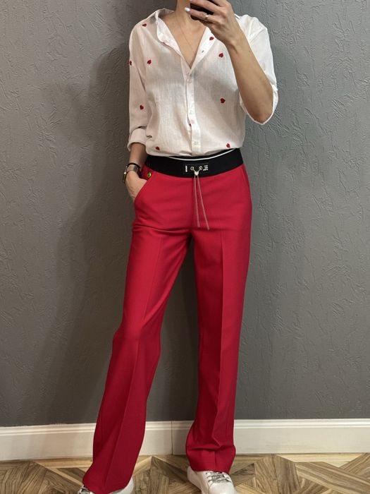 Брюки и рубашка.