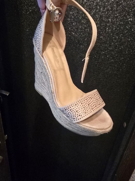 Продам сандали на платформе