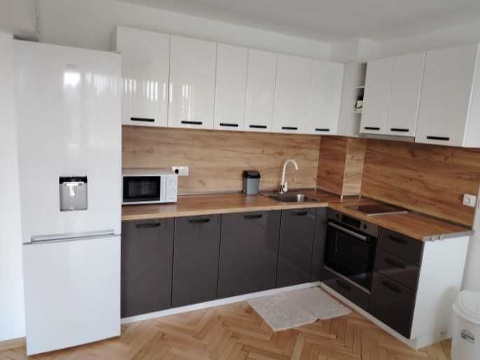 Дава се под наем Тристаен апартамент в София, Изток - 82 кв.м за 818 € - Снимка #1