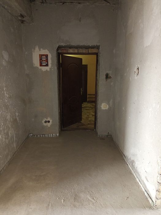 Sergeliy Quruvchilar daxasida  3 xonali 104 kv.m uy sotiladi. 12-METRO