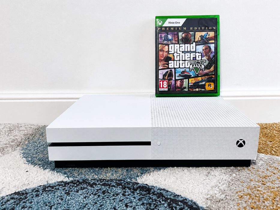 Xbox One S 500 GB + Controller Original + GTA V Premium Edition