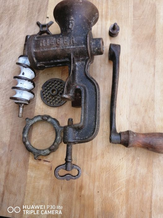 Mașină veche de tocat carne