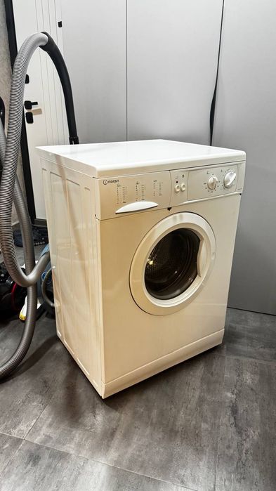 Стиральная машина Indesit.