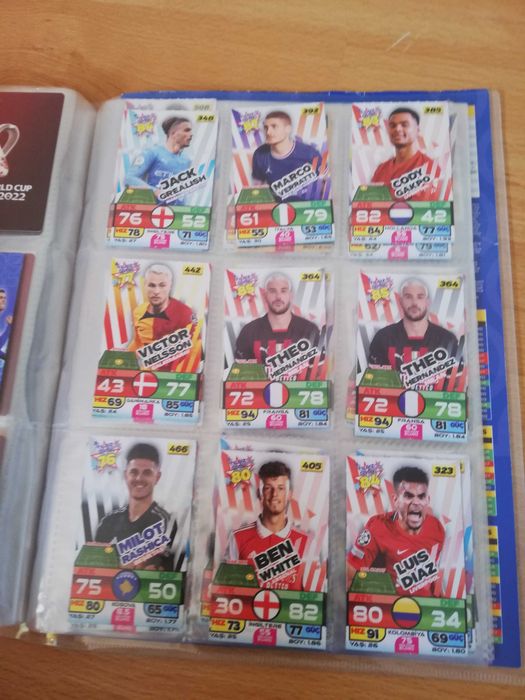 Продавам албум с футболни карти