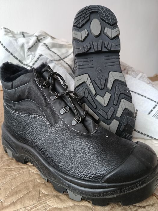 Арнайы киім, арнайы аяқ киім