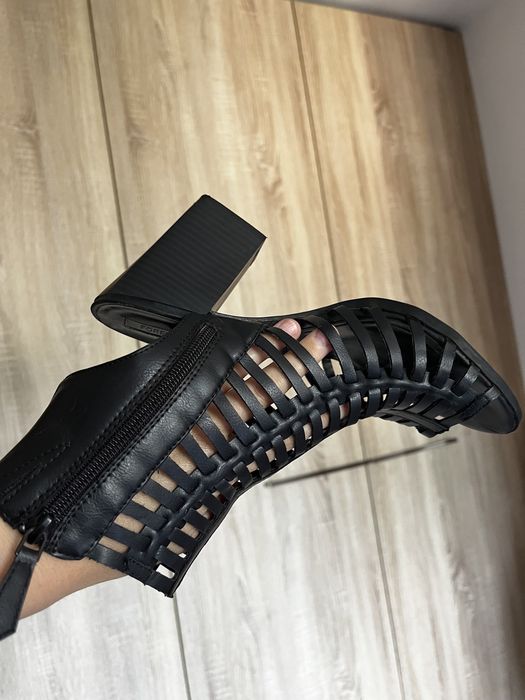 Vând sandale Fotever21 mar 37,5