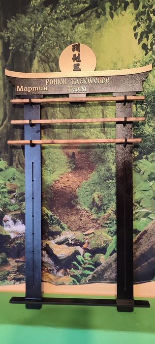 Поставка за медали и колани.