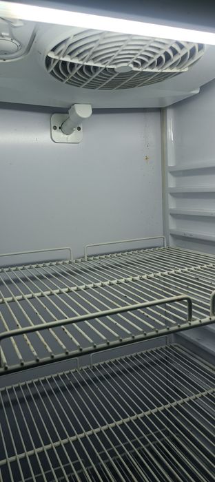 Doua vitrine frigorifice verticale