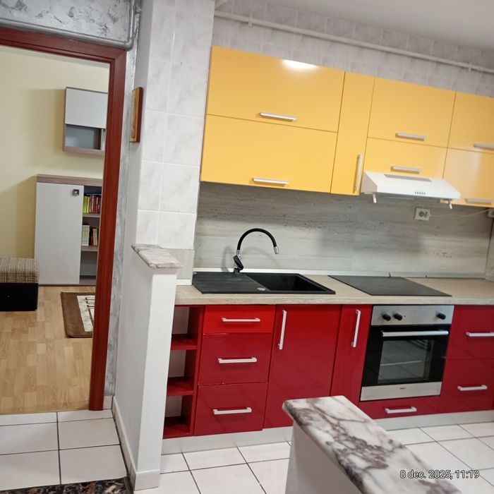 De închiriat apartament două camere decomandat etaj intermediar