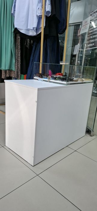 Продам стол для бутика,стенки,манекены,рейлы