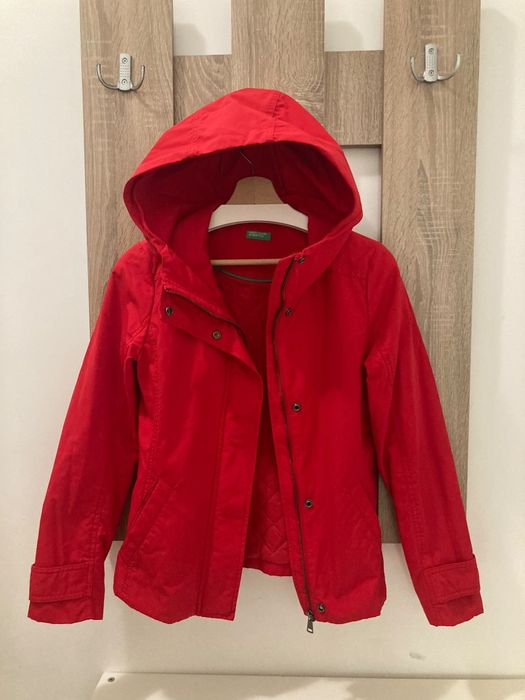 Яке на Benetton, червено