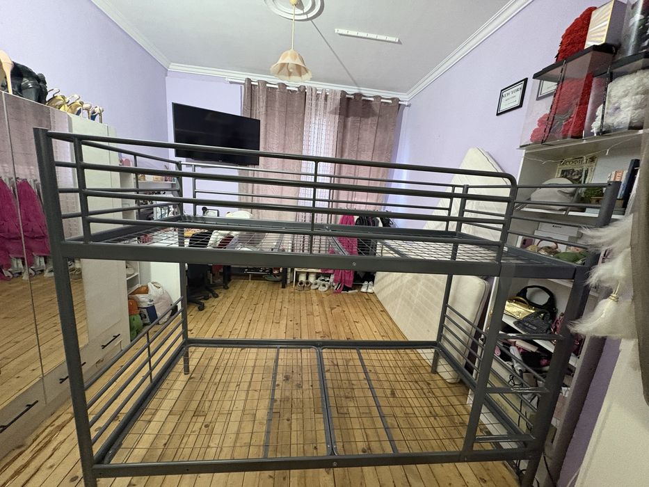 Метално двуетажно легло