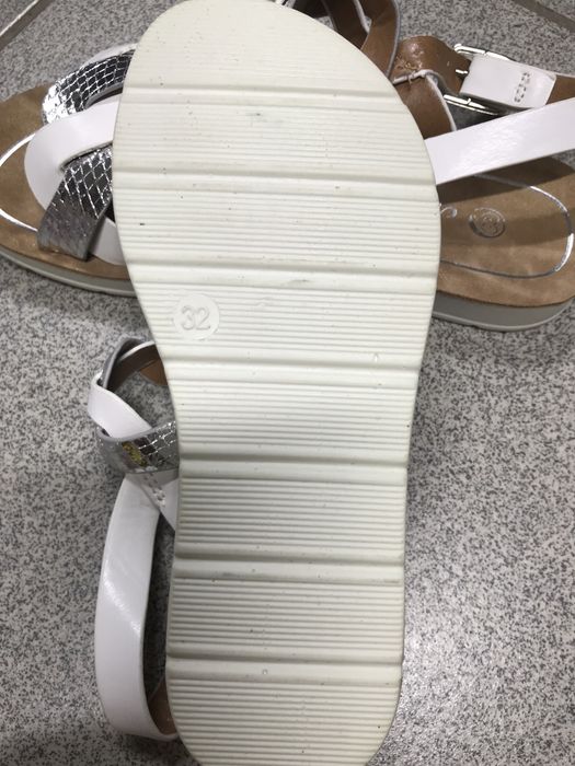 Продам сандали для девочки.