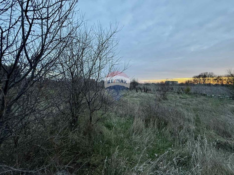 Парцел в регулация за бизнес с ток,вода и трафопост за продажба, с. Т