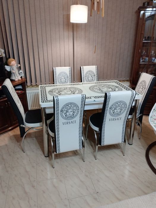 Продавам разтегателна трапезна  маса VERSACE  комплект с 6 стола