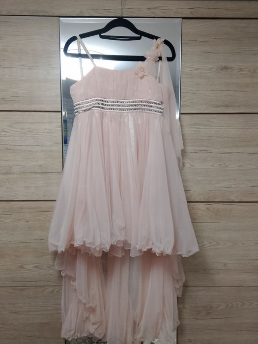 Продам вечерние платья. Разные 4 штуки.