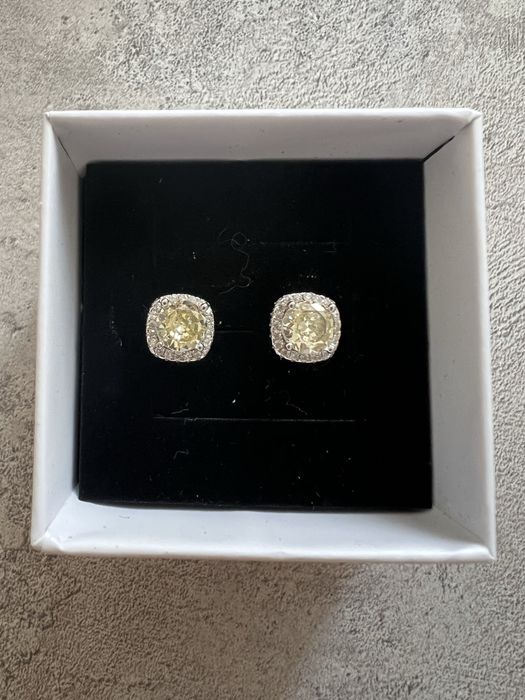 Серьги-пусеты с фианитами.