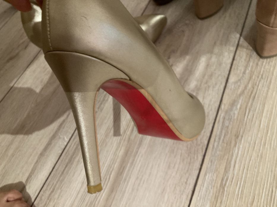 Туфли золотистого цвета